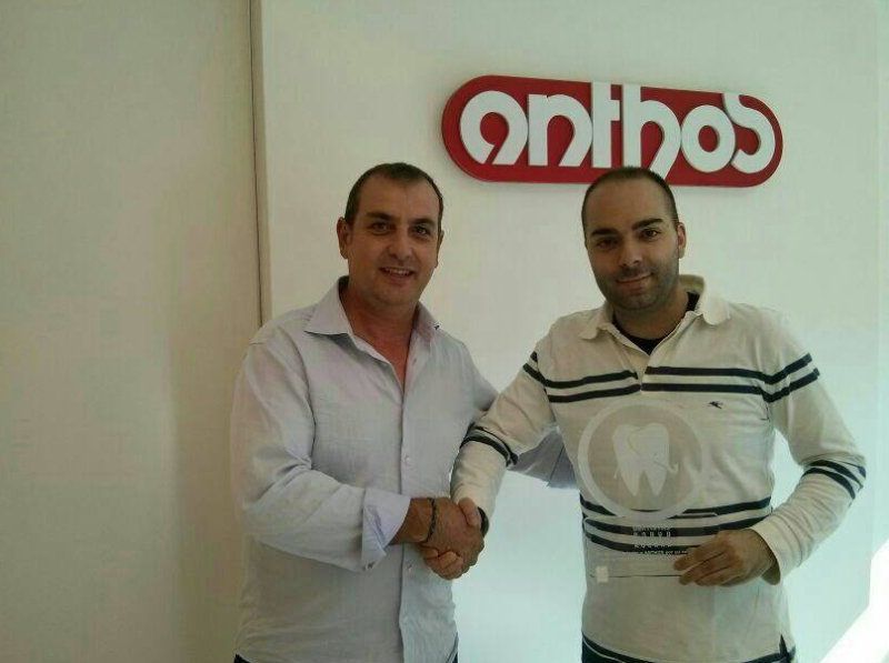 Dentistas Sobre Ruedas agradece a ANTHOS la donación de una silla dental para su Primera Clínica Solidaria