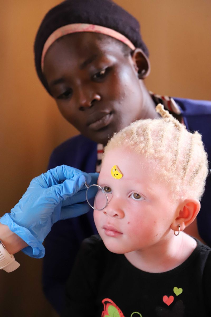 La Fundación Ruta de la Luz, Destino Uganda, Petits Detalls y Dentistas Sobre Ruedas han colaborado en una campaña optométrica en Uganda