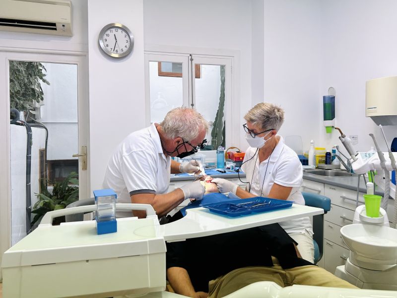 La Clínica Dental Solidaria Coloma Vidal atiende a casi un millar de personas en 2023